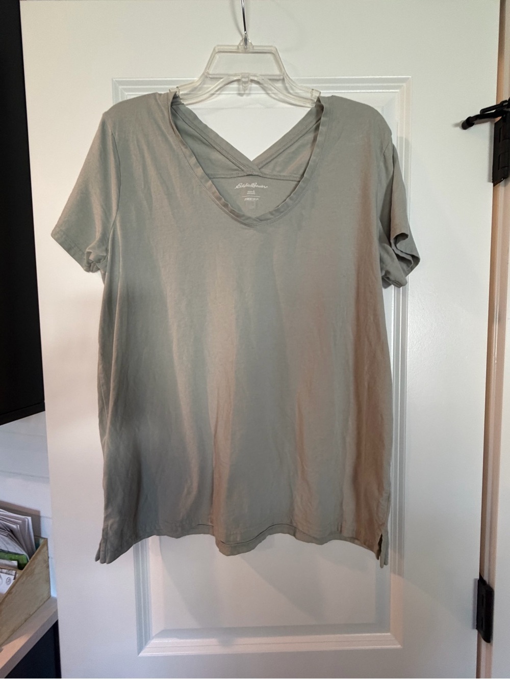 🌿🌿 Eddie Bauer Favorite T‑Shirt – Size L (Light Green/Gray)